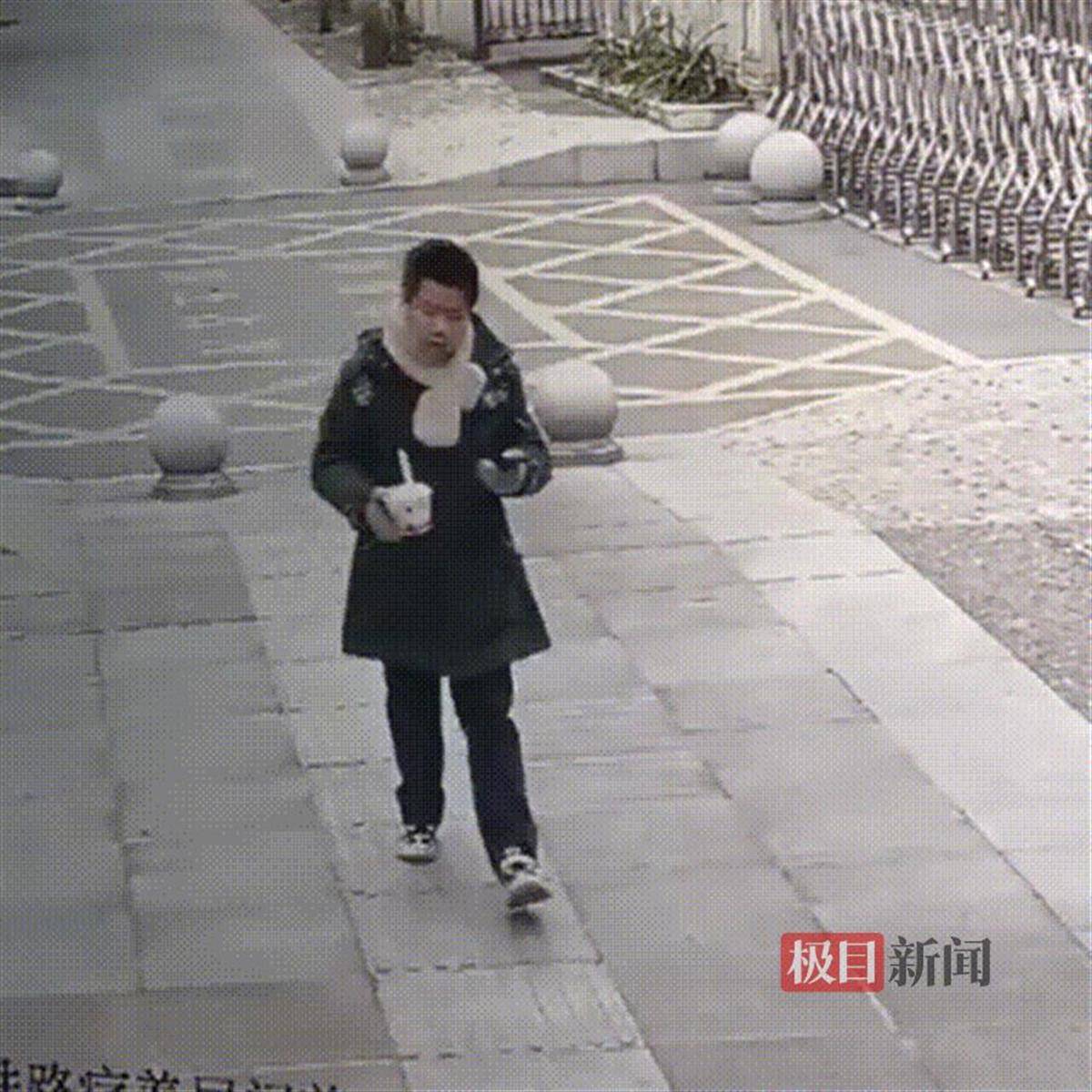 湖北咸宁一学生放学路上捡到手机交给警方<strong></p>
<p>中币网交易平台合法吗</strong>，民警和失主进校给他送“大礼包”