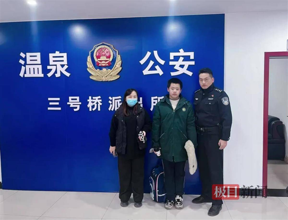 湖北咸宁一学生放学路上捡到手机交给警方<strong></p>
<p>中币网交易平台合法吗</strong>，民警和失主进校给他送“大礼包”