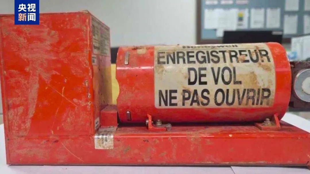 韩国空难机长最后动作曝光<strong></p>
<p>多比交易平台</strong>，“他可能一直紧握操纵杆坚持到了最后”！涉嫌职务过失致死，涉事航司高管被禁止出国！调查中飞机残骸再次起火