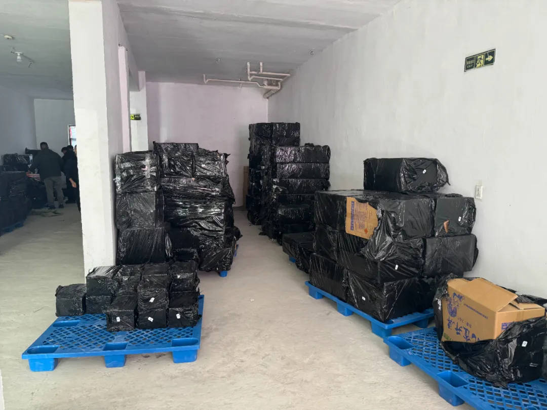 杭州郑某家中突然被抓！465箱<strong></p>
<p>安币交易平台</strong>，密密麻麻……