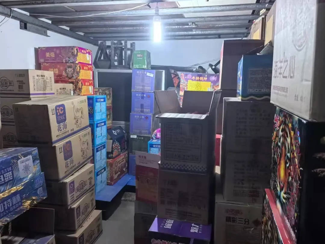 杭州郑某家中突然被抓！465箱<strong></p>
<p>安币交易平台</strong>，密密麻麻……