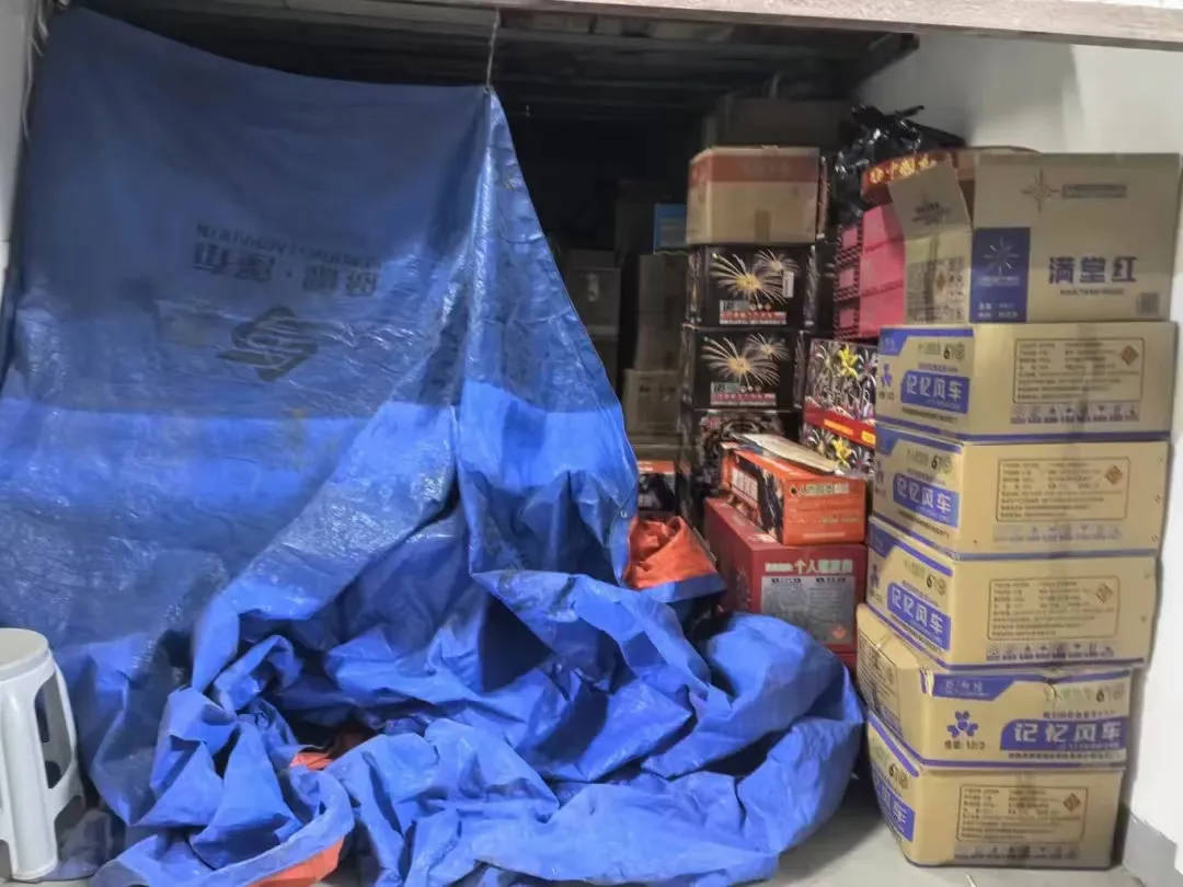 杭州郑某家中突然被抓！465箱<strong></p>
<p>安币交易平台</strong>，密密麻麻……