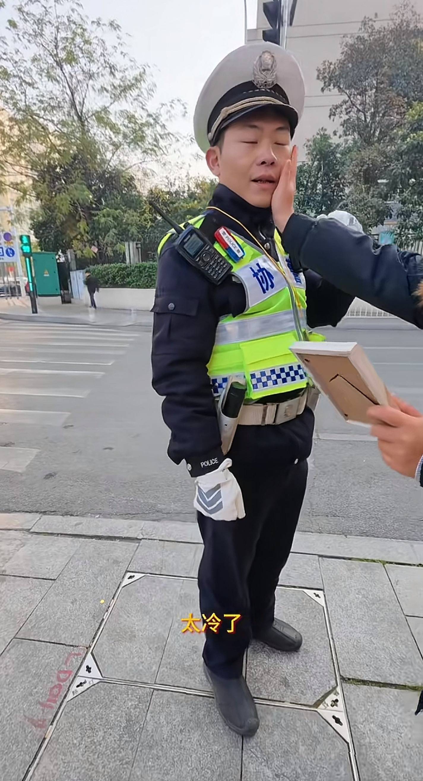 “原来你这么棒啊！”长沙协警执完勤被妻子宠溺“摸脸杀”<strong></p>
<p>安币交易平台</strong>，摄影师拍下幸福一刻