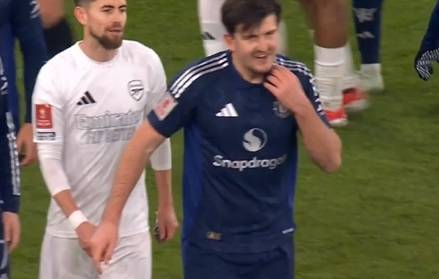 暴怒马奎尔怒斥哈弗茨和裁判<strong></p>
<p>交易服务平台</strong>，拉都拉不住最后无奈地笑了