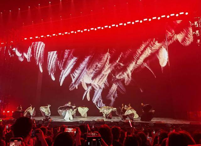 刘德华演唱会实录：表演滑跪失败<strong></p>
<p>交易服务平台</strong>，甄子丹舒淇任达华台下蹦迪