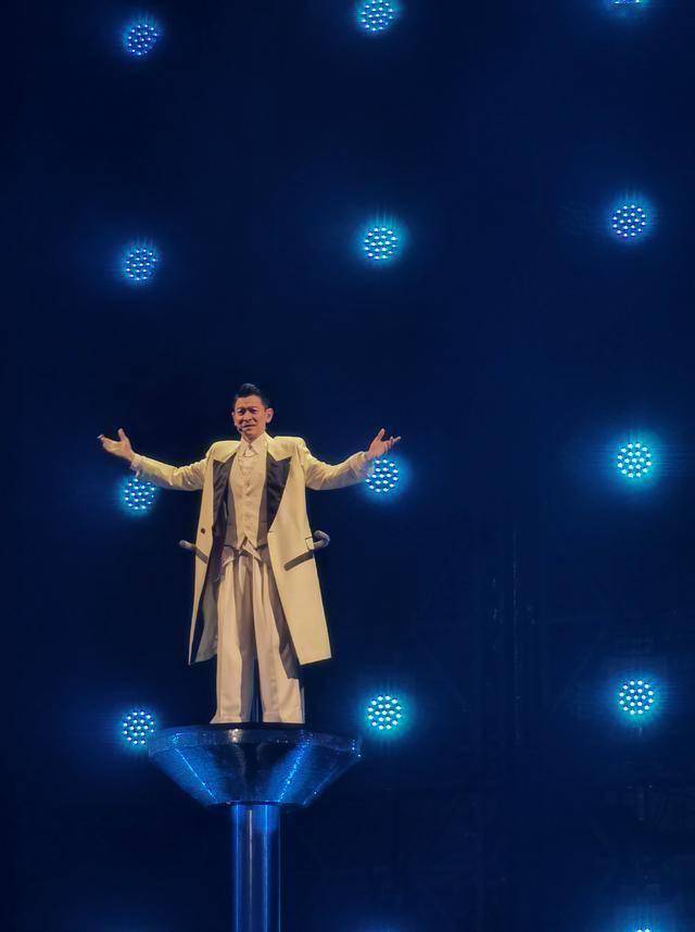 刘德华演唱会实录：表演滑跪失败<strong></p>
<p>交易服务平台</strong>，甄子丹舒淇任达华台下蹦迪