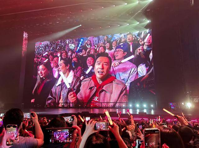 刘德华演唱会实录：表演滑跪失败<strong></p>
<p>交易服务平台</strong>，甄子丹舒淇任达华台下蹦迪