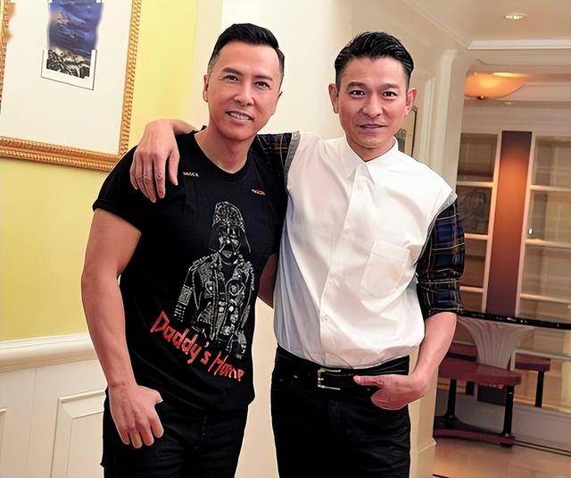 刘德华演唱会实录：表演滑跪失败<strong></p>
<p>交易服务平台</strong>，甄子丹舒淇任达华台下蹦迪