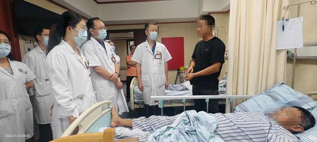 广州一“老酒鬼”路边捡到宝<strong></p>
<p>zzex交易平台</strong>，笑着笑着倒下了……