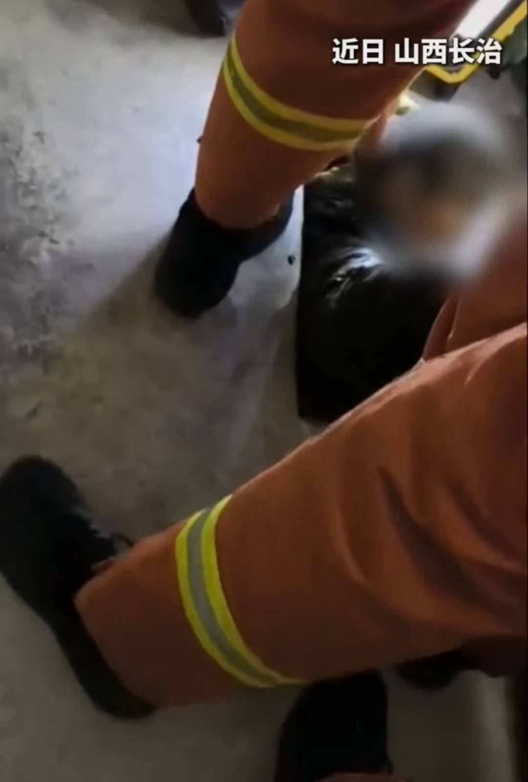 怕什么来什么！山西长治一女子掉进旱厕<strong></p>
<p>在线交流平台</strong>，消防员下到厕坑里救出