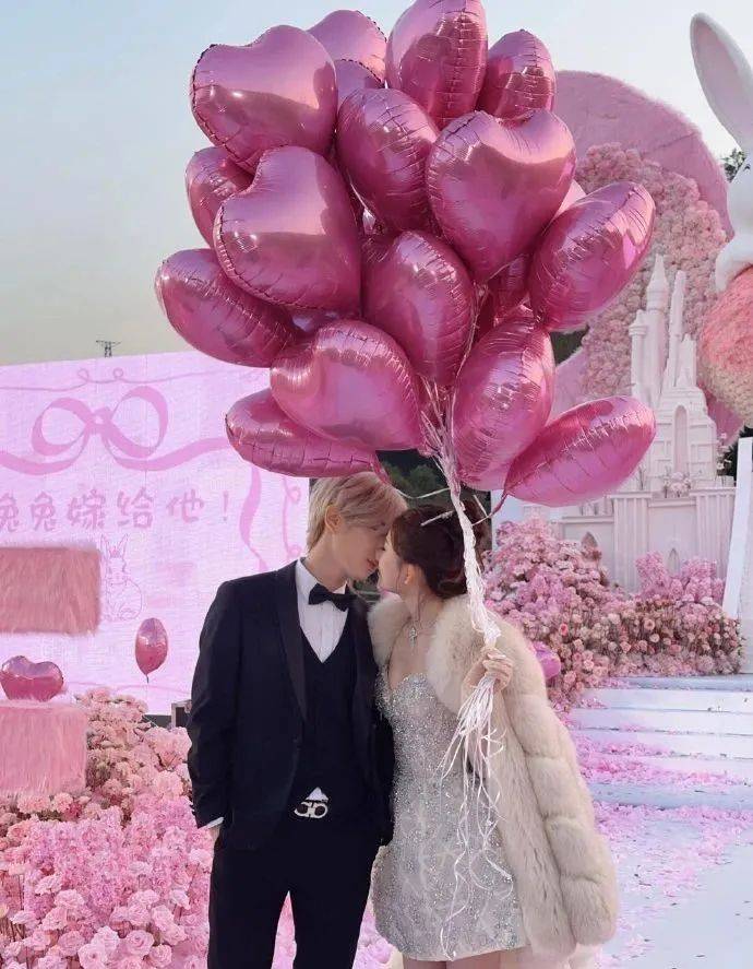 热搜第一<strong></p>
<p>在线交流平台</strong>！鹿哈在湖南向女友求婚成功