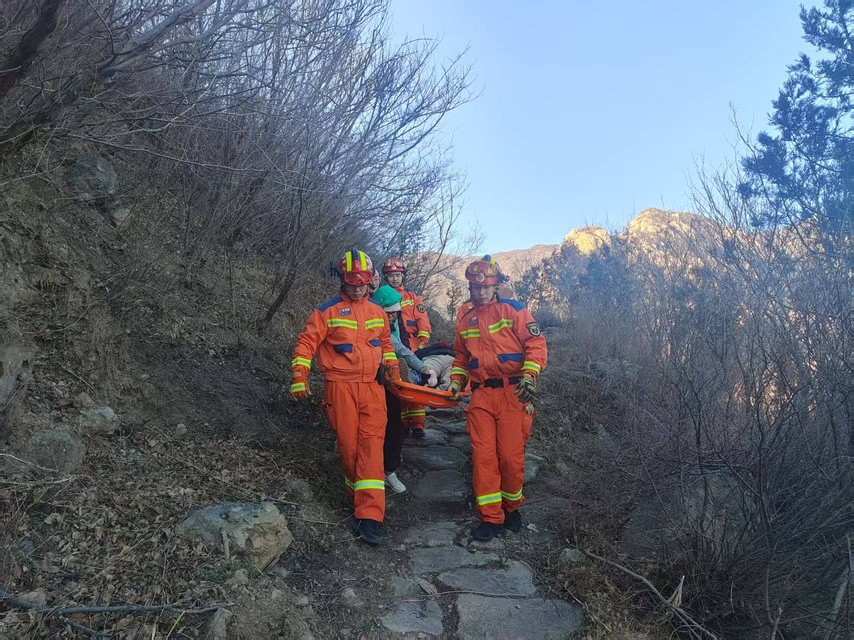 一女游客在凤凰岭登山摔伤<strong></p>
<p>在线交流平台</strong>，北京海淀消防紧急救援