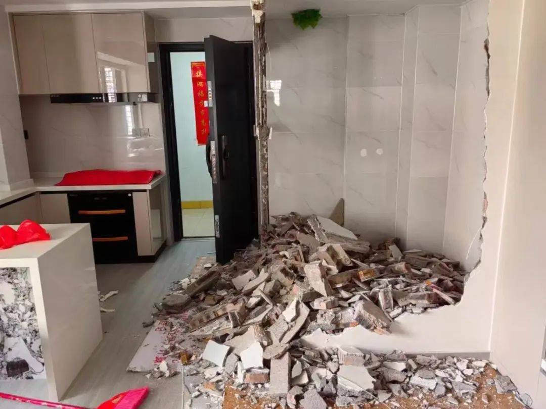 “太恶心了<strong></p>
<p>在线交流平台</strong>！”楼上邻居将饭厅位置改成厕所……