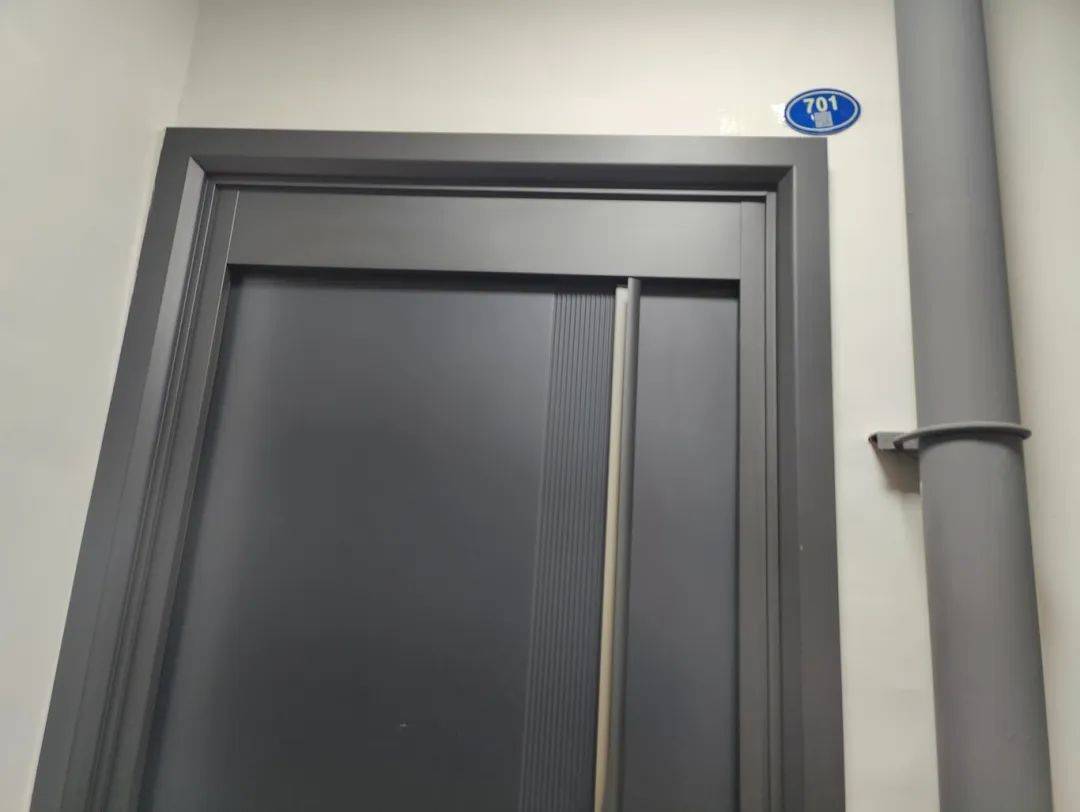 “太恶心了<strong></p>
<p>在线交流平台</strong>！”楼上邻居将饭厅位置改成厕所……