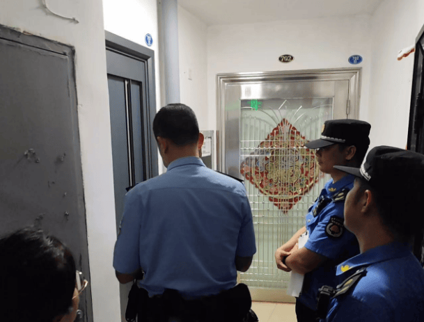 “太恶心了<strong></p>
<p>在线交流平台</strong>！”楼上邻居将饭厅位置改成厕所……