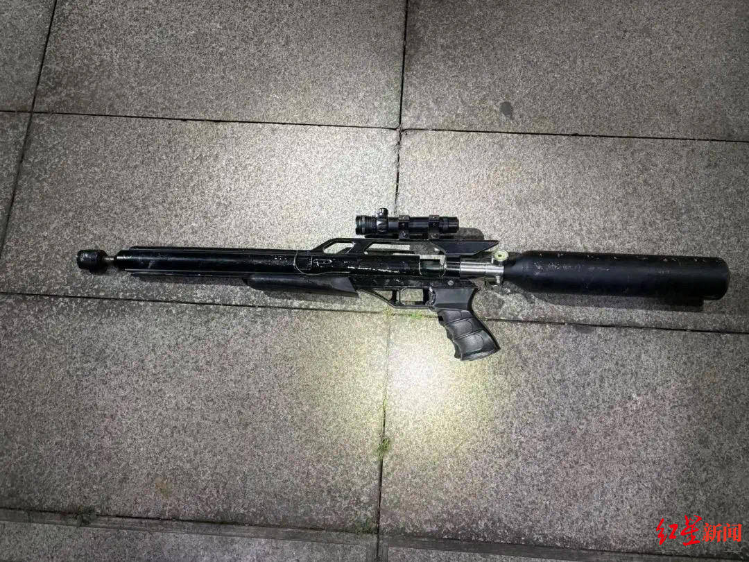 男子车内放疑似枪支遇检查强行冲卡致一辅警被拖行受伤<strong></p>
<p>币安交易平台app</strong>，已被抓获！“枪支”正在鉴定