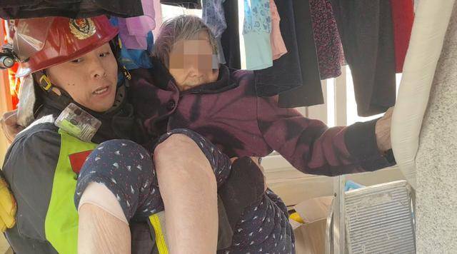 惊险！北京西城一93岁老奶奶<strong></p>
<p>币安交易平台app</strong>，卡在防盗窗里摇摇欲坠……