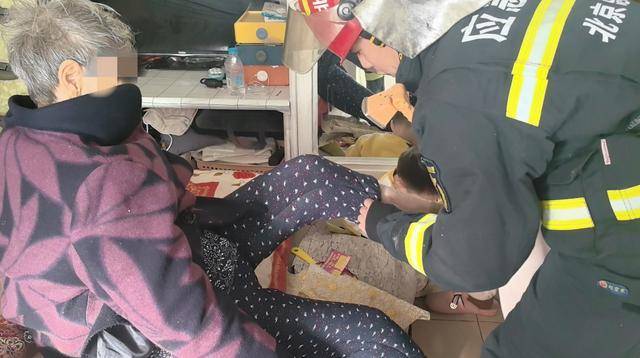 惊险！北京西城一93岁老奶奶<strong></p>
<p>币安交易平台app</strong>，卡在防盗窗里摇摇欲坠……