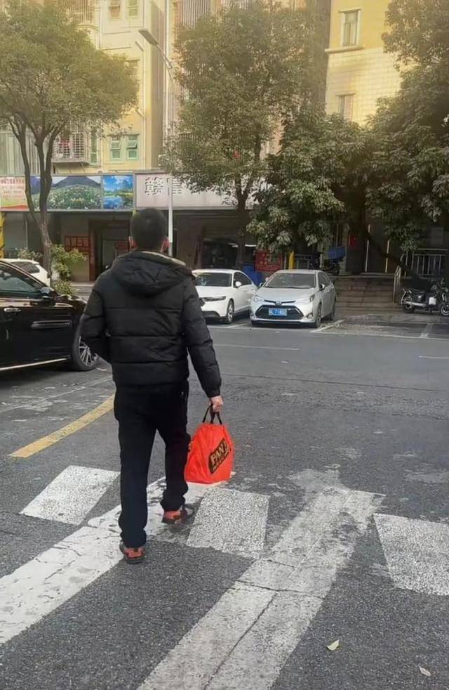 已走11天！衡阳小伙从深圳步行回家过年：就剩自己