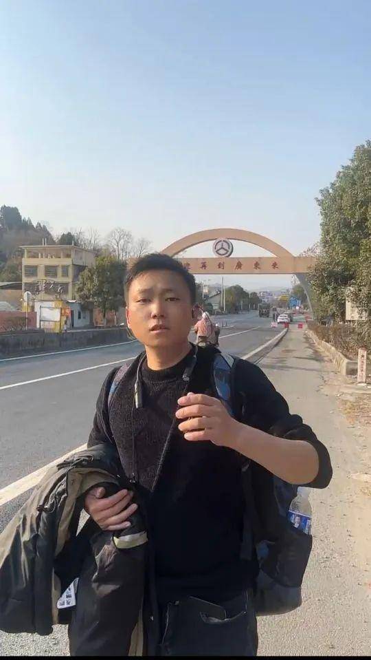 已走11天<strong></p>
<p>平台交易网站有哪些</strong>！衡阳小伙从深圳步行回家过年：就剩自己