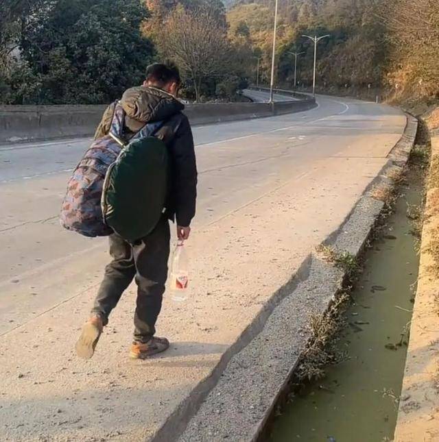 已走11天<strong></p>
<p>平台交易网站有哪些</strong>！衡阳小伙从深圳步行回家过年：就剩自己