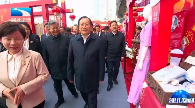 湖北省委书记、省长和商务部副部长一同逛市集<strong></p>
<p>安币网交易平台</strong>，有一个大背景