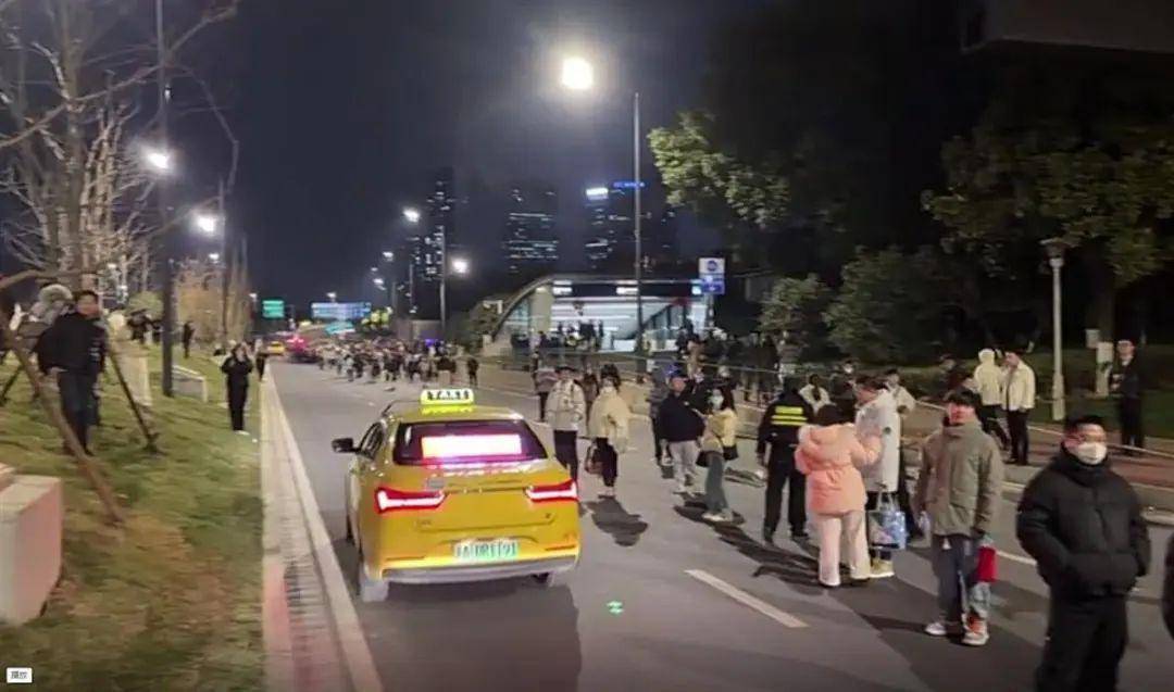 南京地铁突发故障致大量乘客滞留<strong></p>
<p>金元币交易平台</strong>，官方：正抢修，已安排接驳车