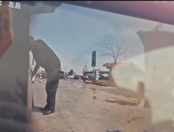 小米SU7在服务区被恶意割胎<strong></p>
<p>金元币交易平台</strong>，阳西警方通报：嫌疑人被当场抓获，已刑拘！