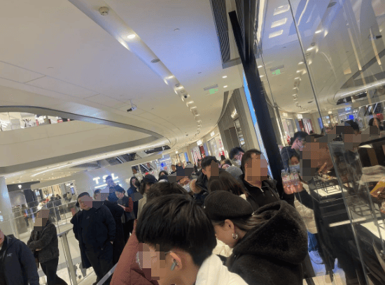 金价突破860元/克<strong></p>
<p>金元币交易平台</strong>，有人跨城买：排了好长的队，下手晚了就抢光