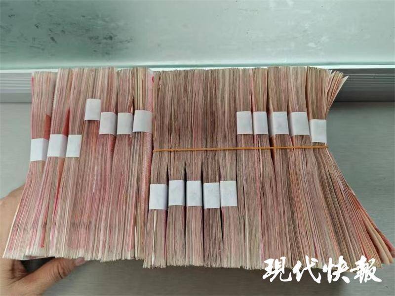 女子把17万元现金藏床底多年<strong></p>
<p>电力交易中心平台</strong>，发霉粘在了一起