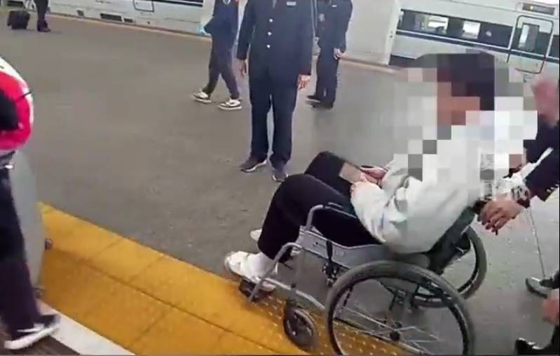 “救命<strong></p>
<p>币信交易平台</strong>，我不想死”！厦门北站，D131次列车突发！