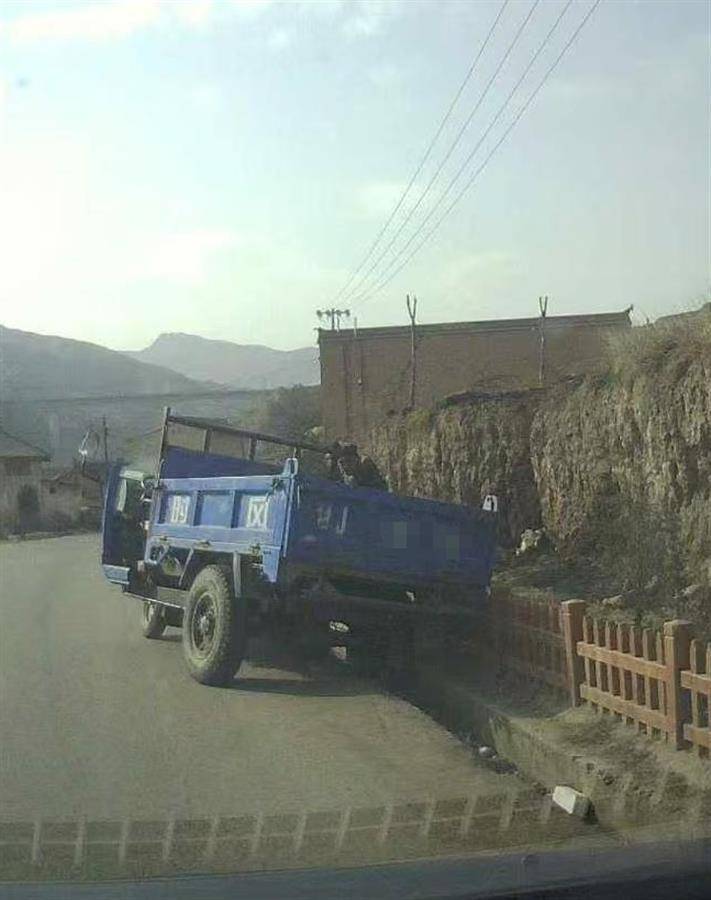 警车把农用车“别进”沟里<strong></p>
<p>中币网交易平台</strong>，三个问题需要澄清