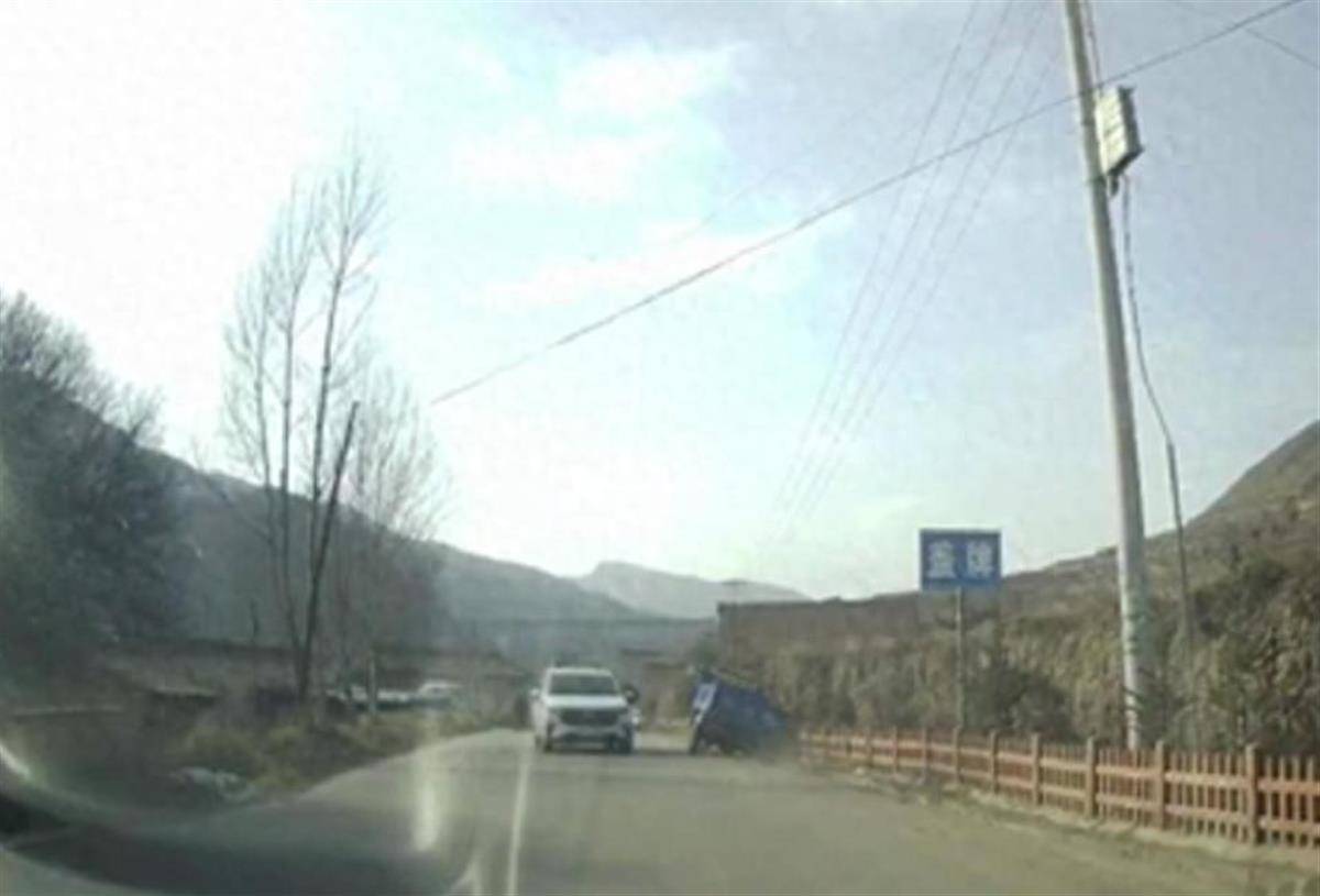 警车把农用车“别进”沟里<strong></p>
<p>中币网交易平台</strong>，三个问题需要澄清