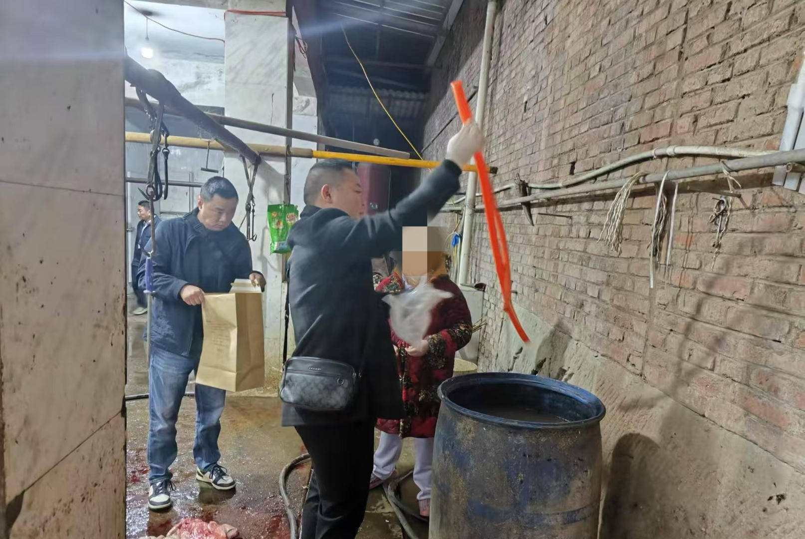 给活牛插管注水每头增重80斤！四川荣县警方破获一起售卖注水牛肉案<strong></p>
<p>币市交易平台</strong>，5人被抓