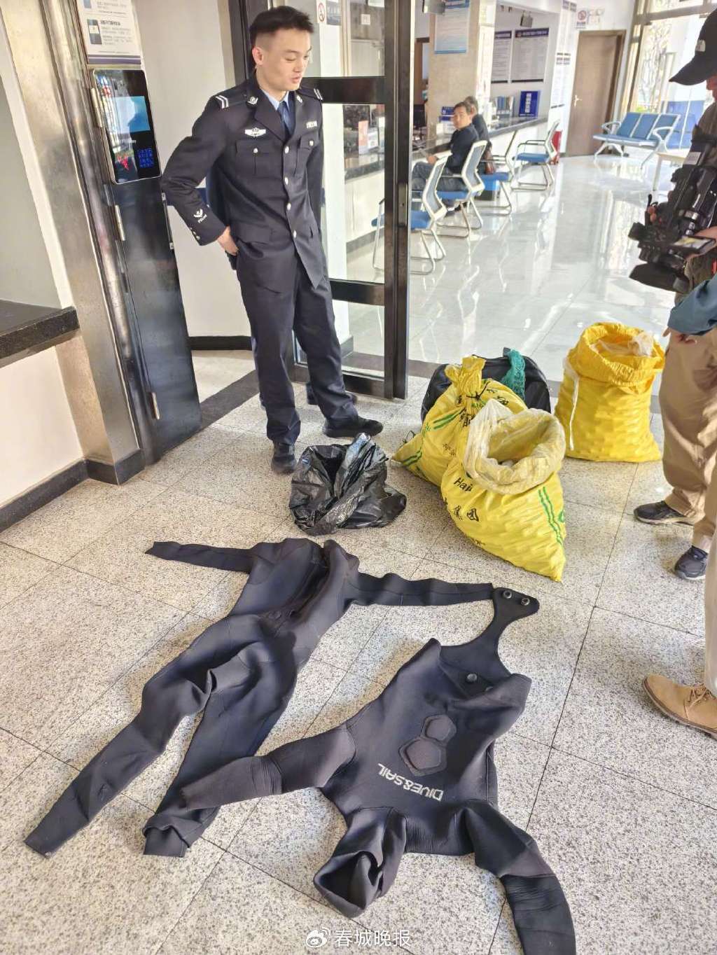 3人穿潜水服偷捞高尔夫球<strong></p>
<p>币市交易平台</strong>，警方用时4小时人赃并获