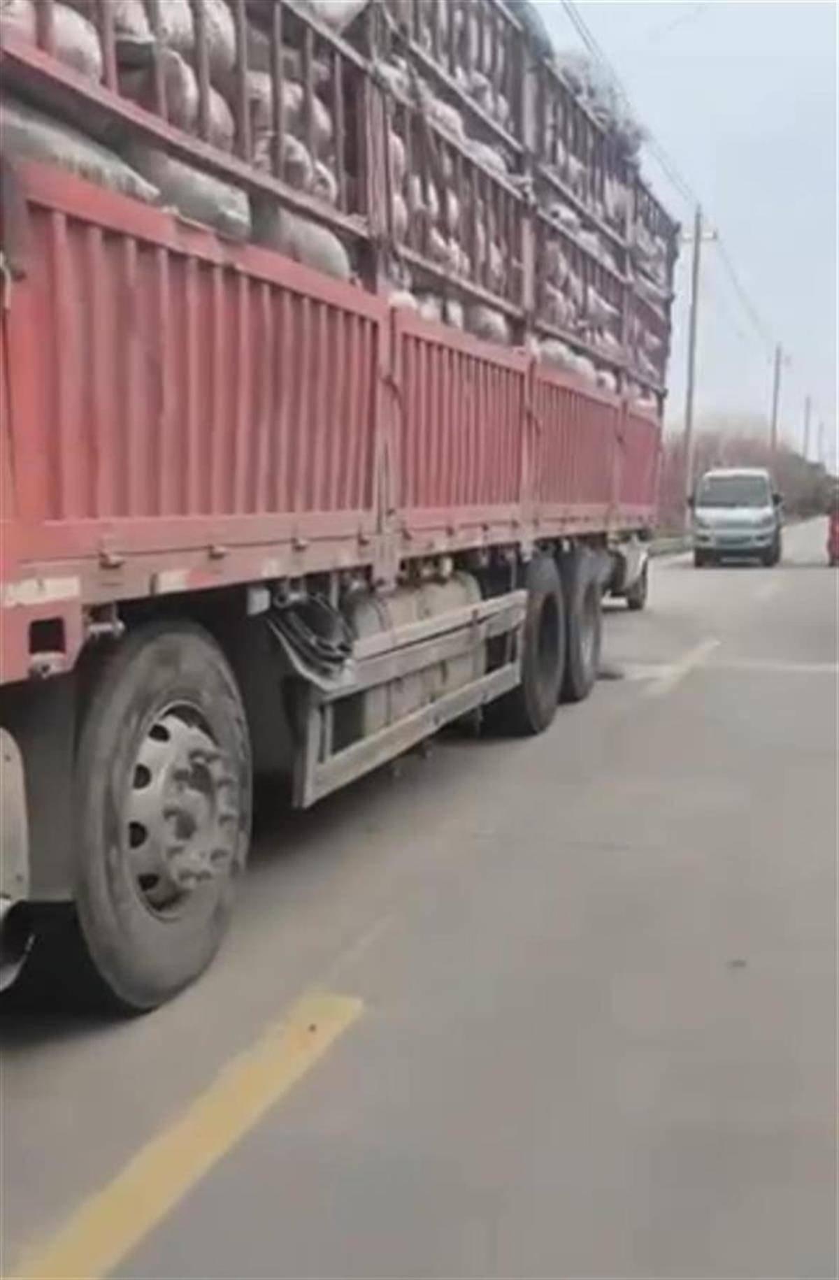 村干部回应“女子称进村送货被要5000元<strong></p>
<p>三大交易平台</strong>，报警后付1500元”:有的村道是村民自筹资金修建