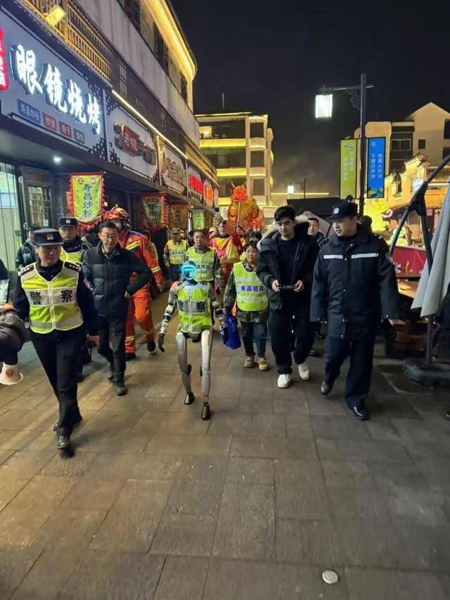 售价10万~65万<strong></p>
<p>三大交易平台</strong>，销售一空！谁在抢购人形机器人