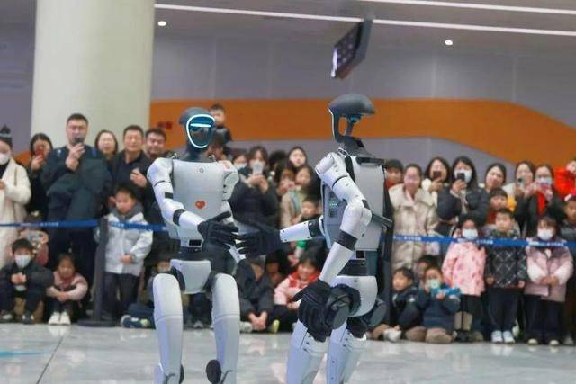 售价10万~65万<strong></p>
<p>三大交易平台</strong>，销售一空！谁在抢购人形机器人