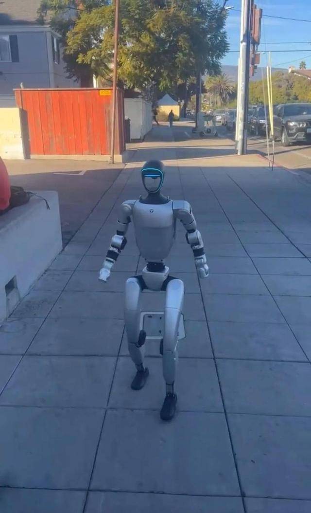 售价10万~65万<strong></p>
<p>三大交易平台</strong>，销售一空！谁在抢购人形机器人