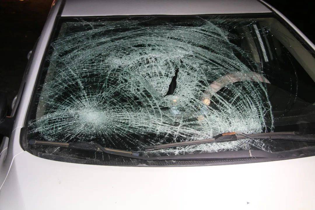 内蒙古：“砰”的一声巨响<strong></p>
<p>三大交易平台</strong>，轿车撞上了行人！悲剧发生只因司机的一个行为……