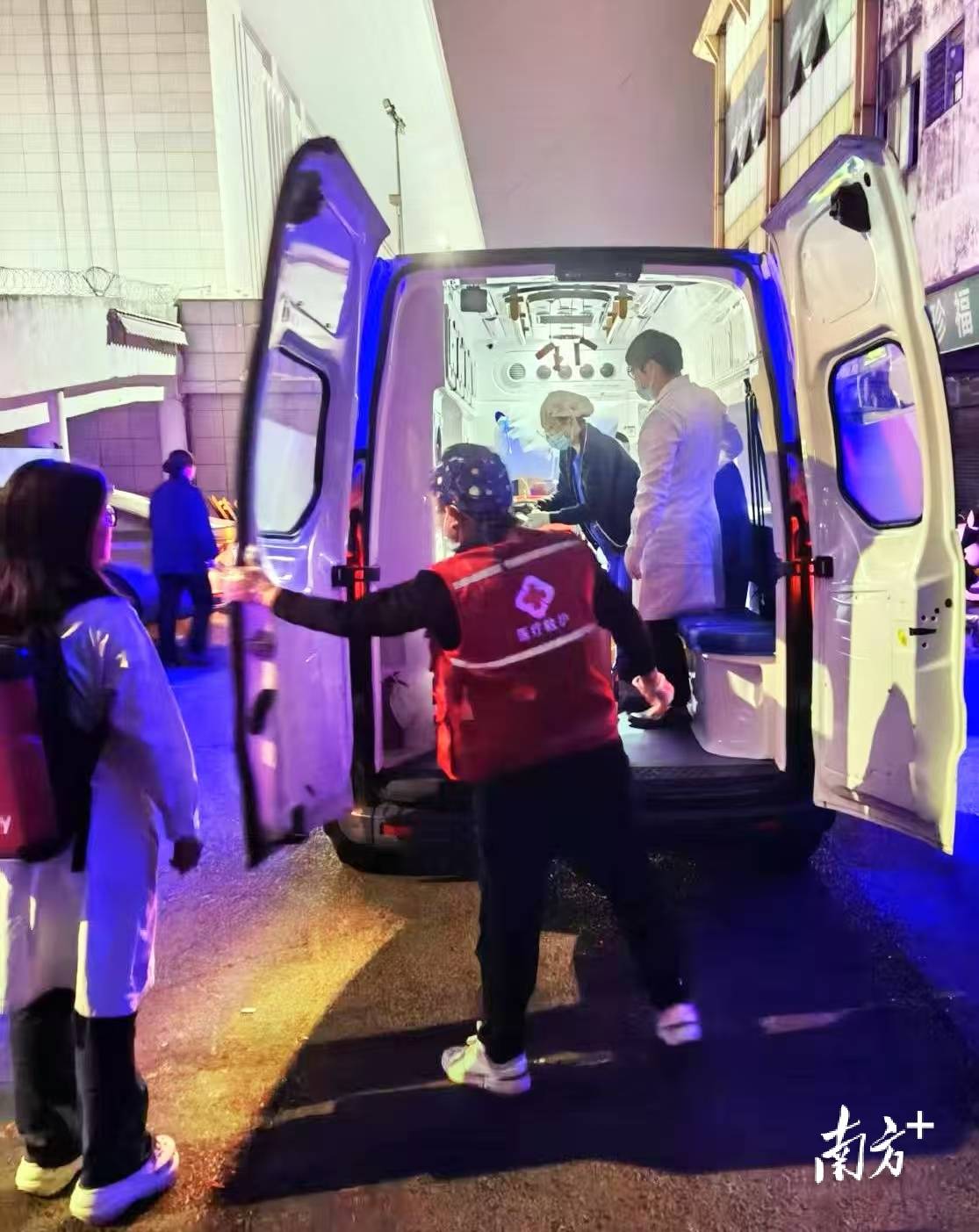 “先救命<strong></p>
<p>数字币交易平台</strong>，责任我们担！”东莞东站一旅客突发心脏骤停