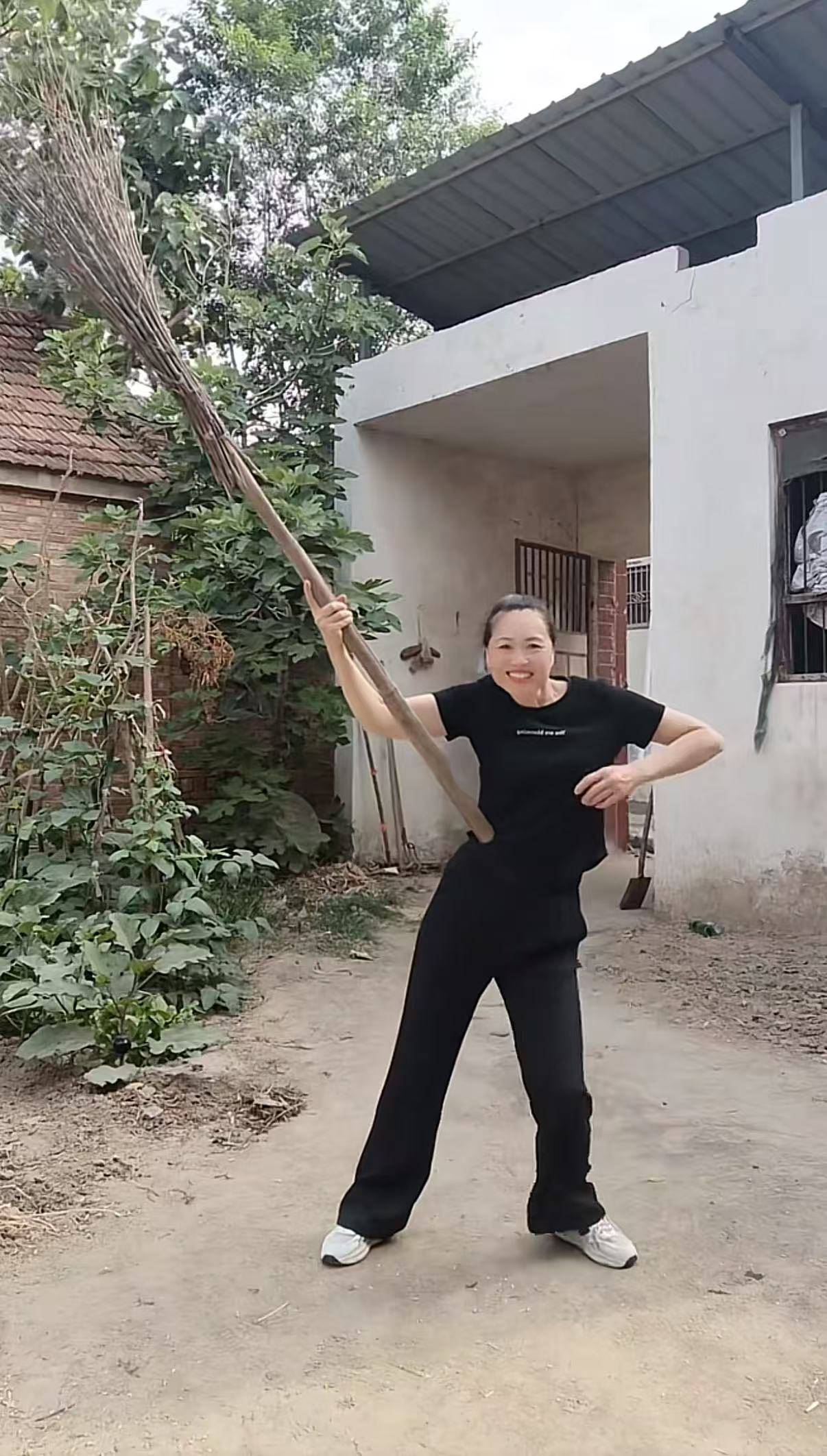 河南52岁阿姨跳“断头舞”走红：一开始是好奇<strong></p>
<p>加密货币交易平台排名</strong>，要技巧才有感觉，真不是特效！