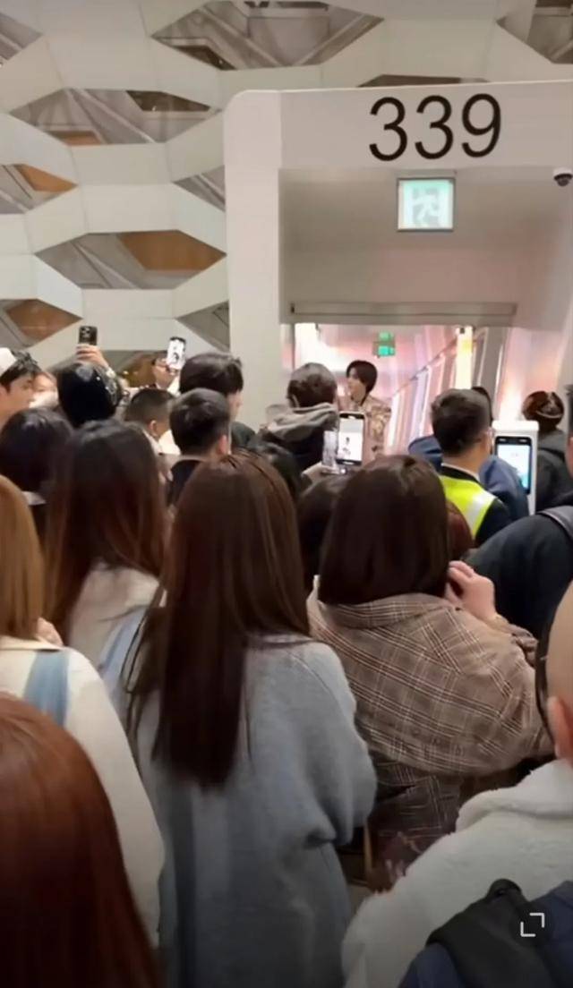 偶像男团插队登机，深圳机场致歉