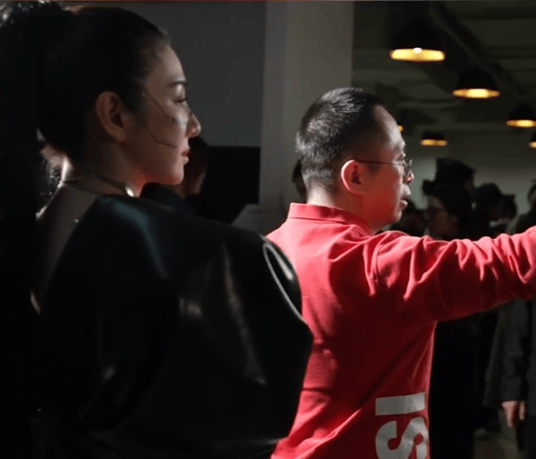 周鸿祎回应参演的短剧辣眼睛：黄奕诱惑<strong></p>
<p>炒平台币</strong>我的剧情是DeepSeek设计的