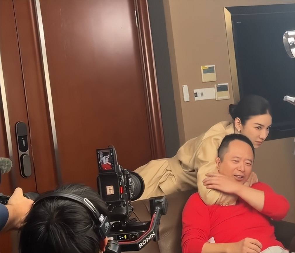 周鸿祎回应参演的短剧辣眼睛：黄奕诱惑<strong></p>
<p>炒平台币</strong>我的剧情是DeepSeek设计的