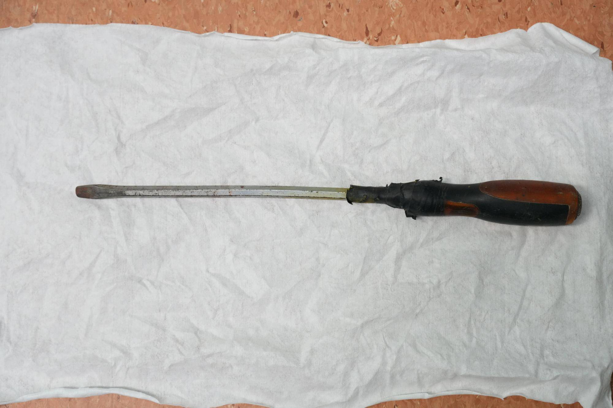 20米高空掉落螺丝刀直插男子胸腔<strong></p>
<p>炒平台币</strong>！医生：不要自行拔除