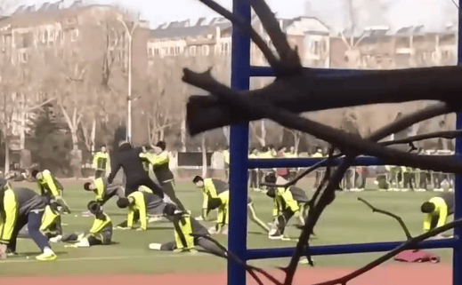 山东一中学老师抽学生耳光<strong></p>
<p>炒平台币</strong>，学生还手后双方扭打！教育局：涉事教师已停课