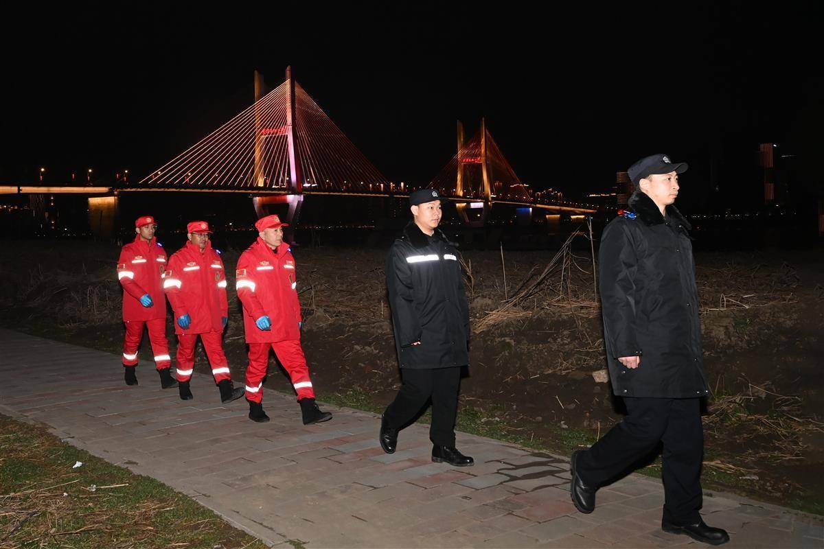 “江城平安号”船艇上<strong></p>
<p>鄂尔多斯交易中心平台</strong>，吴天祥、刘威威等被聘为“长江义警”