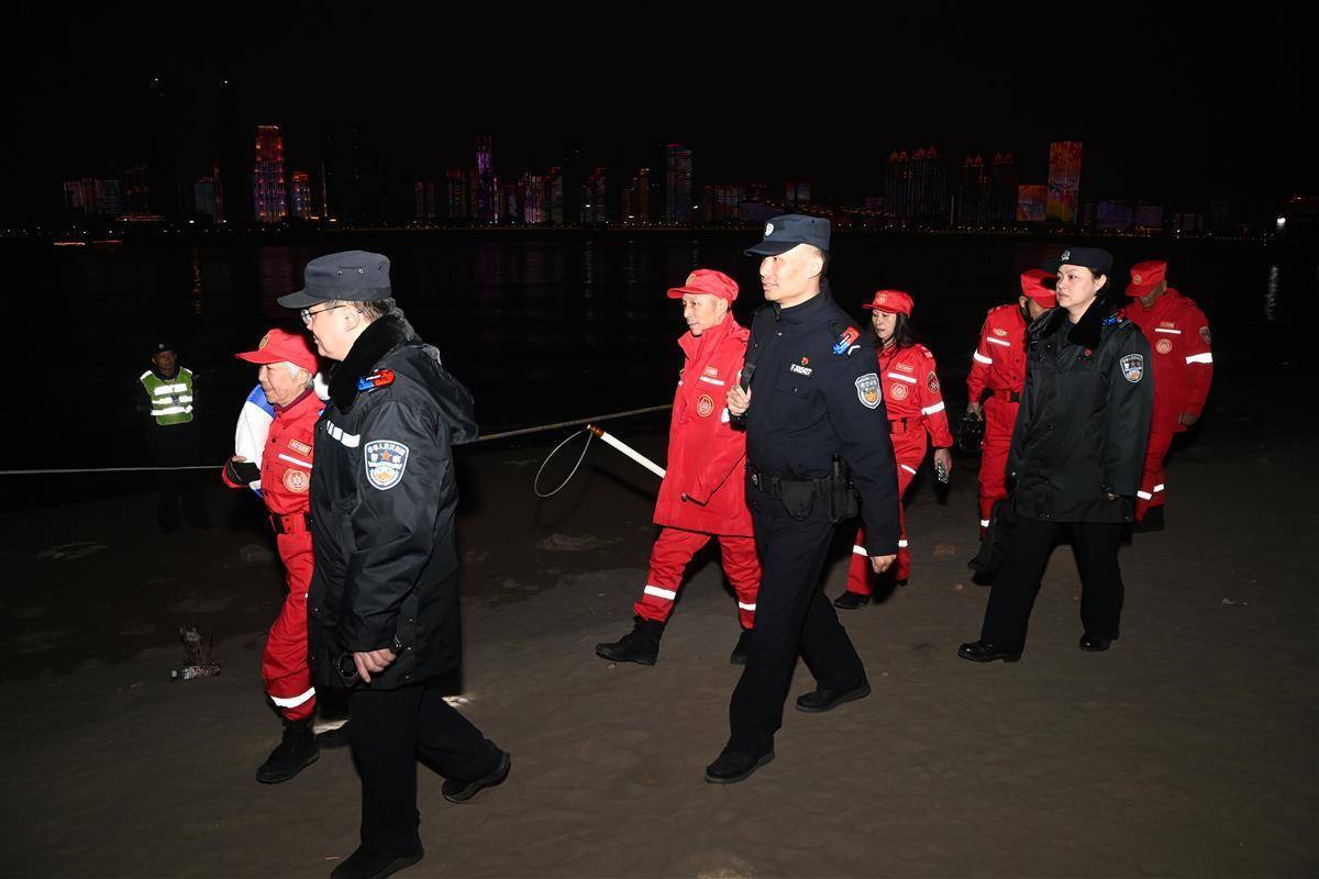 “江城平安号”船艇上<strong></p>
<p>鄂尔多斯交易中心平台</strong>，吴天祥、刘威威等被聘为“长江义警”