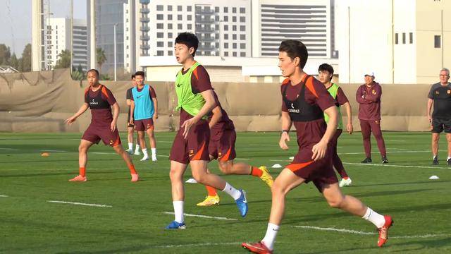 国足迪拜集训冲刺世预赛 伊万招新考察年轻球员强化战术